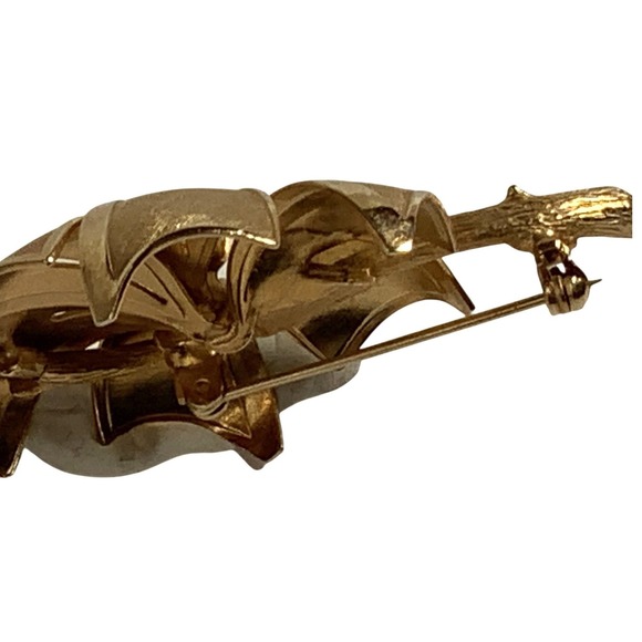 Vintage Gold Tone Flower Brooch with Faux Pearl Accent Women's Pin - Picture 4 of 6